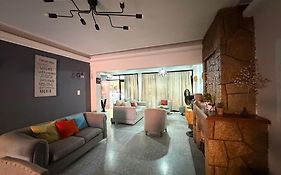 CASA HASTA 8 PERSONAS CON DESAYUNO o MERIENDA y SERVICIO DE COMIDAS LISTAS, ESTACIONAMIENTO PARA 2 AUTOS